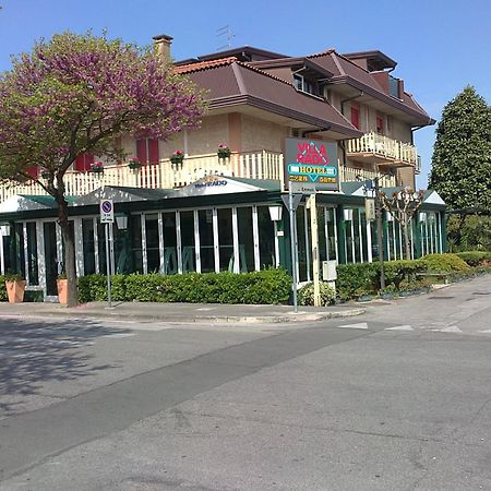 Hotel Rado Лидо-ди-Езоло Экстерьер фото